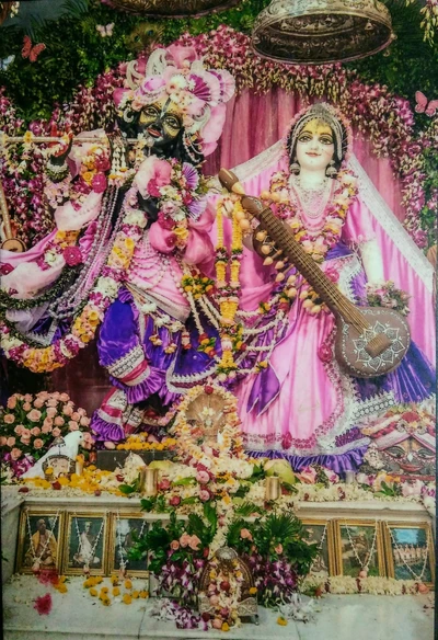 Danza divina del Señor Krishna y Radha en esplendor floral