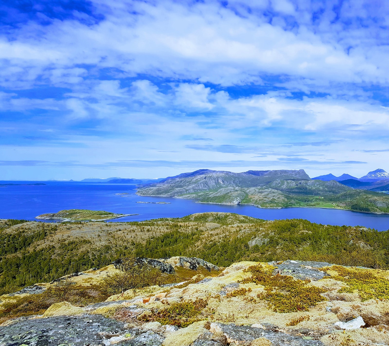 Há uma vista de um lago e montanhas de uma colina (natureza, noruega, oceano, mar)