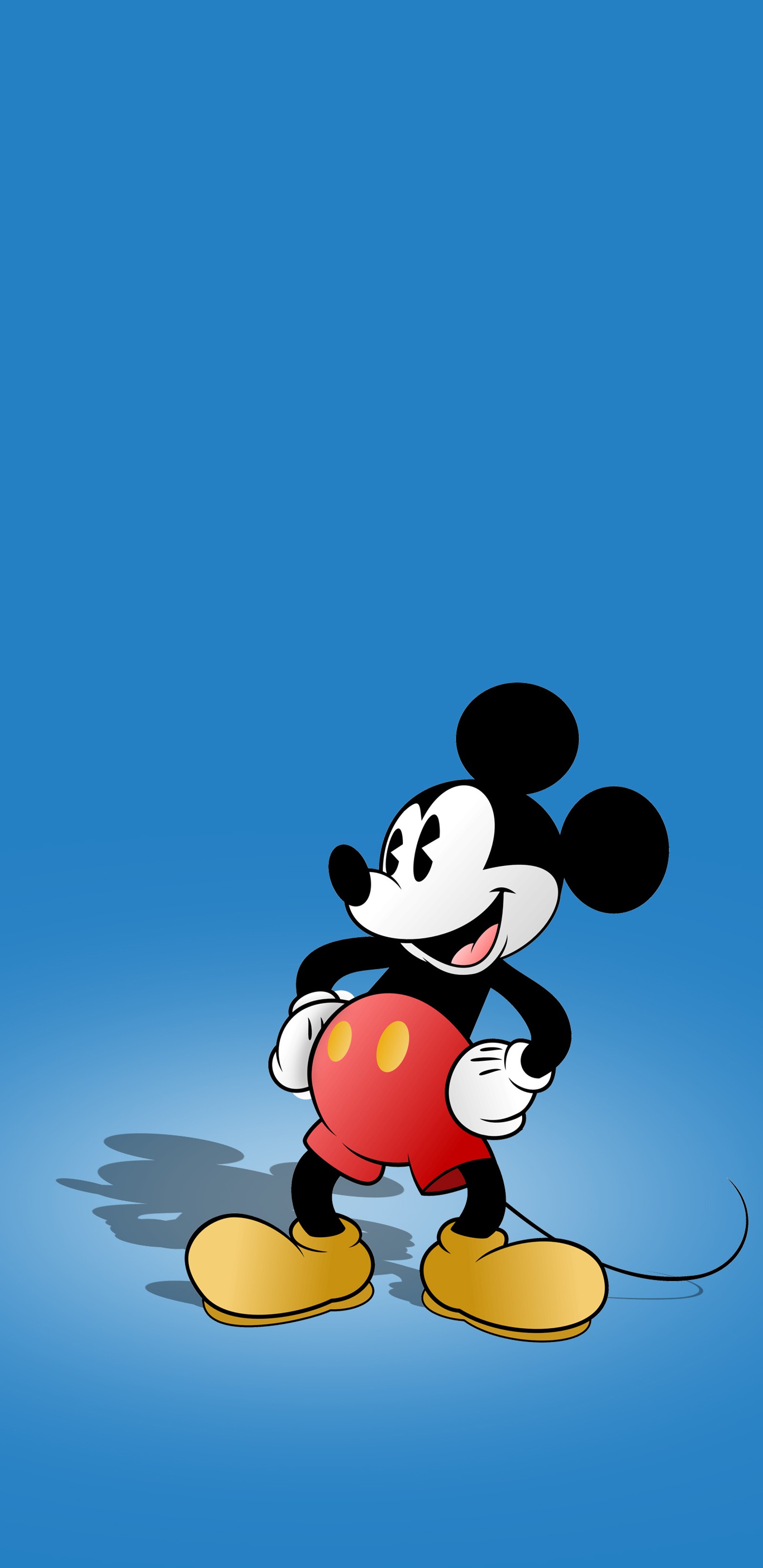 Mickey mouse sosteniendo un corazón rojo en su mano derecha (disney, mickey)