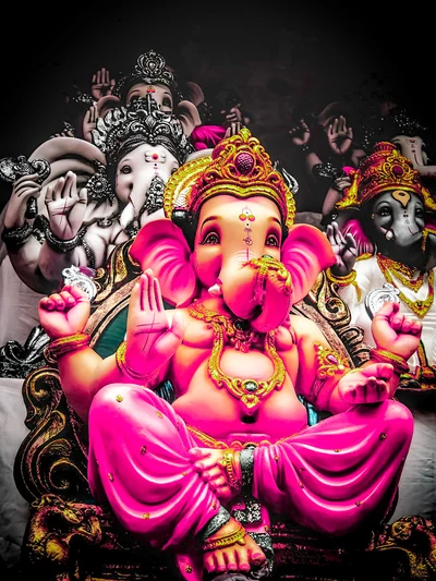 Ídolo vibrante del Señor Ganesha rodeado de estatuas graciosas