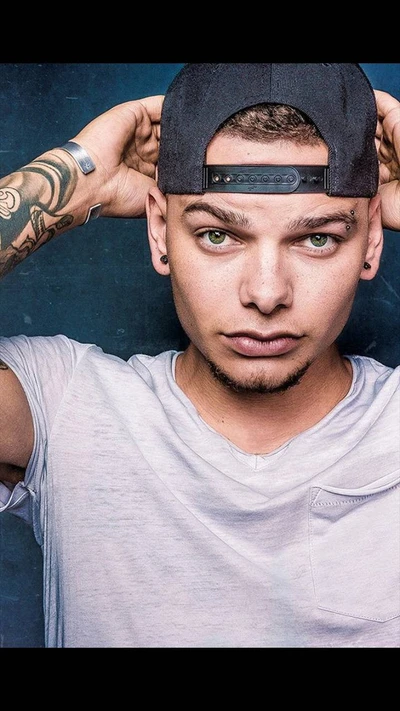 Kane Brown: Músico cautivador con ojos llamativos y estilo urbano