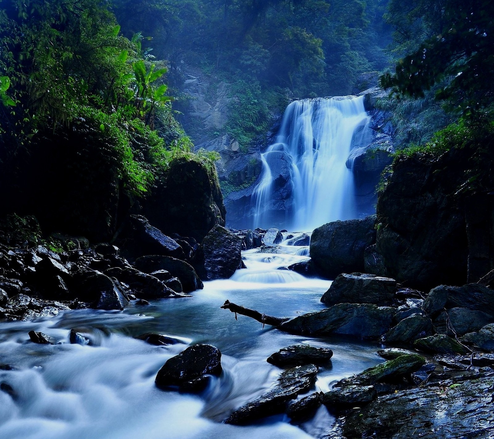 Hay una cascada que fluye por el costado de una montaña (cascadas, naturaleza, rocas, agua)