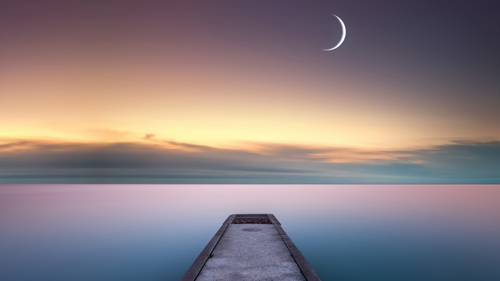 Photo à longue exposition d'un quai avec un croissant dans le ciel (horizon, eau, atmosphère, lune, croissant)