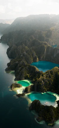 Impresionante vista aérea de lagos turquesas de montaña rodeados de exuberantes montañas