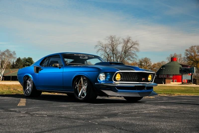 Atemberaubender Ford Mustang Mach 1 von 1969 von Ringbrothers in lebhaftem Blau, der das klassische Design von Muscle Cars mit modernem Flair zeigt.