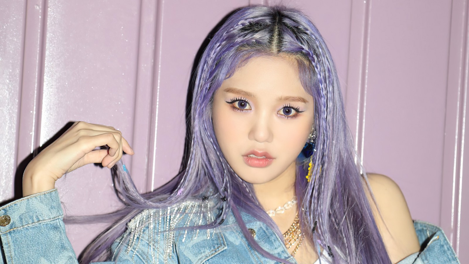 Gros plan d'une personne avec des cheveux violets et une veste en denim (oh my girl, 오마이걸, kpop, k pop, filles)