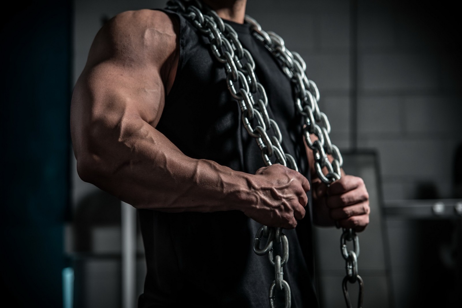 Arafed man with a chain around his neck and arms (muscle, arm, bodybuilding, chest, hand)