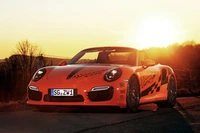 Porsche 930 Cabriolet bei Sonnenuntergang: Eine beeindruckende Präsentation von Hochleistungs-Sportwagen.