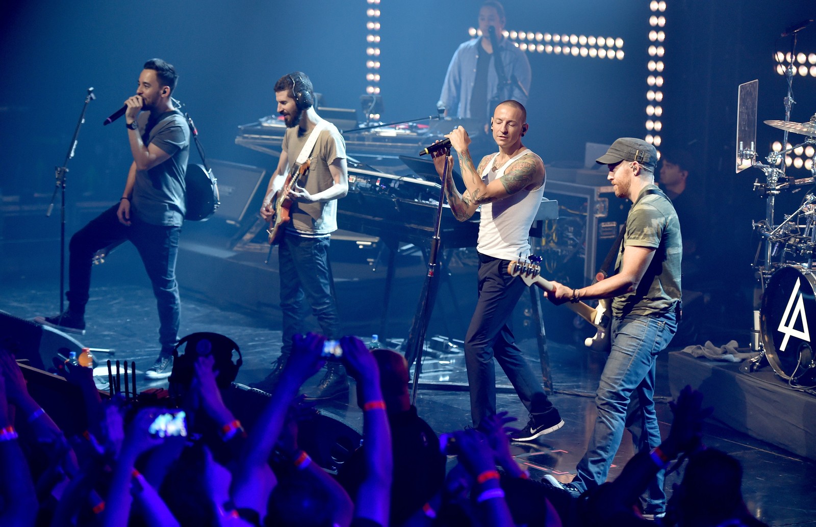 Arafed group of men on stage with microphones and a band (linkin park, alternative rock, performance, entertainment, performing arts)