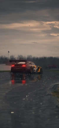 Carro de rally em ação em uma pista de corrida chuvosa