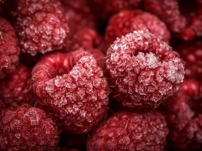 Framboises congelées : Un gros plan des délices rouges de la nature