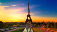 Torre Eiffel al amanecer: Un hito histórico nacional iluminado por un vibrante cielo matutino.