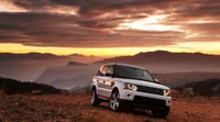 Range Rover Sport gegen eine atemberaubende Sonnenuntergangslandschaft