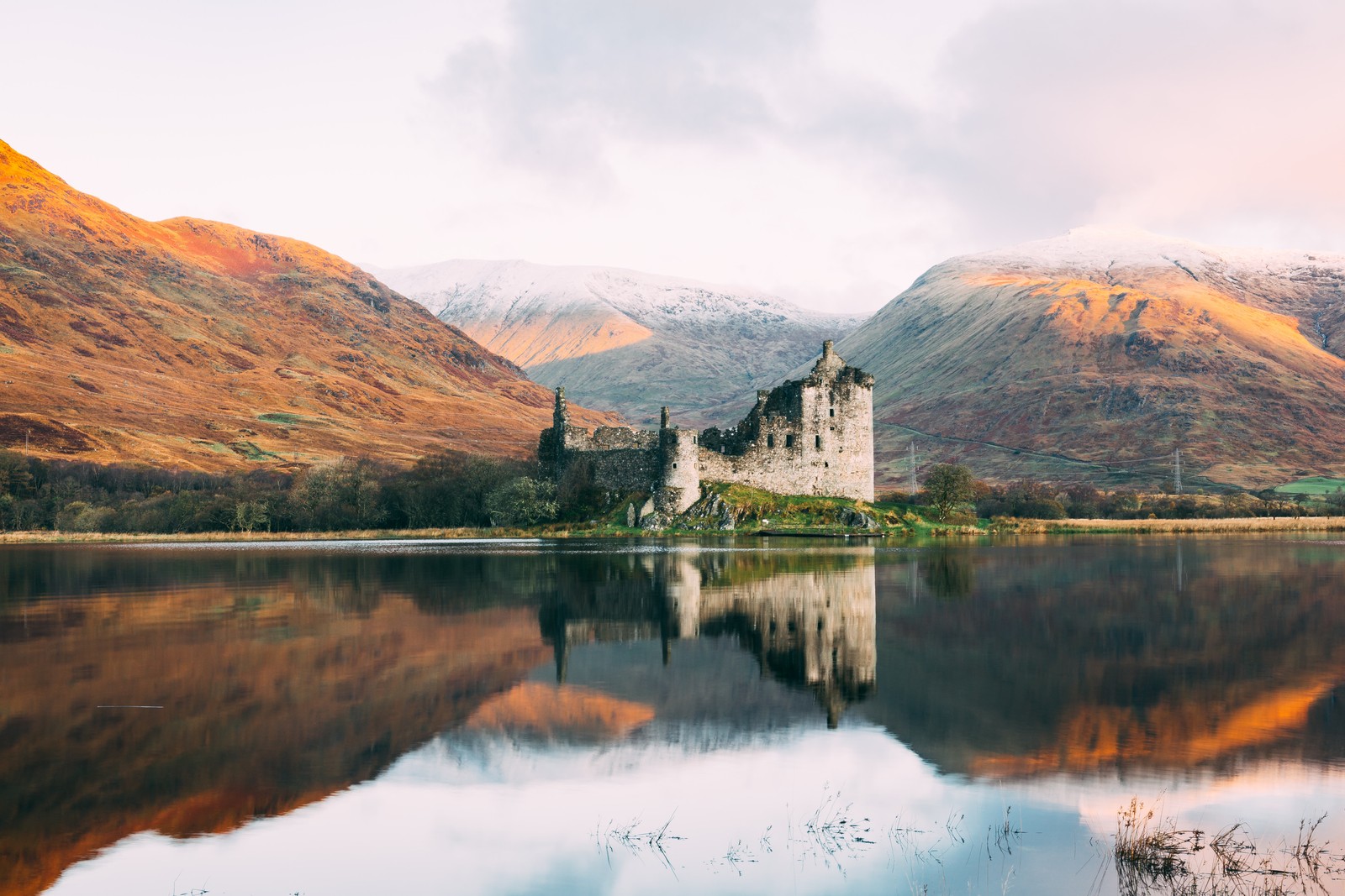 Uma visão de um castelo em cima de um lago (terras altas da escócia, montanha, nuvem, água, recursos hídricos)