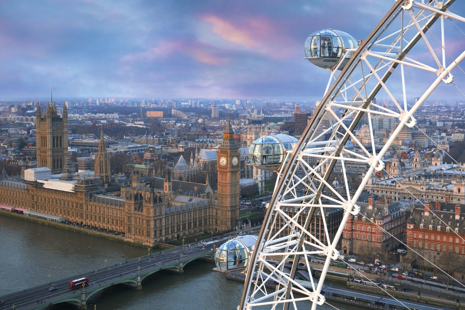 Una noria frente a un horizonte de ciudad con un puente (río támesis, tower bridge, torre de londres, atracción turística, viajar)