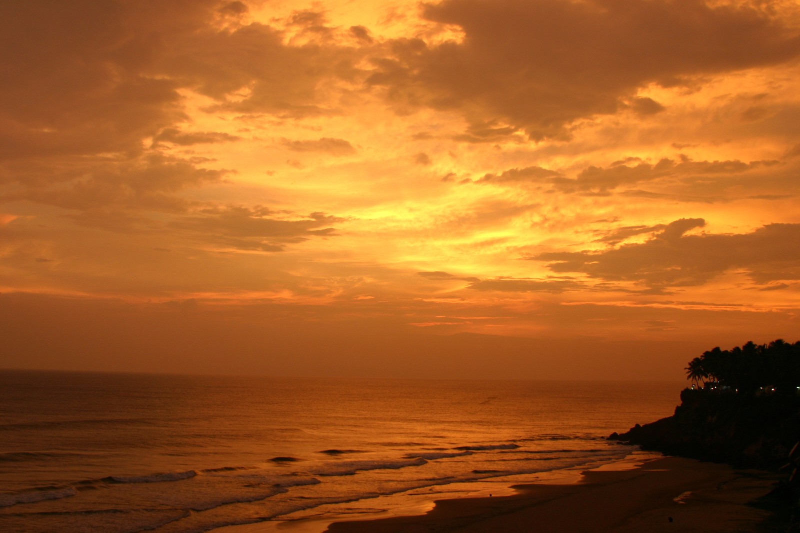 Coucher de soleil sur l'océan avec une plage et quelques personnes (coucher de soleil, mer, crépuscule, horizon, lever de soleil)