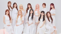 Membros do IZ*ONE em elegantes trajes brancos, capturando a essência do Bloomiz juntos