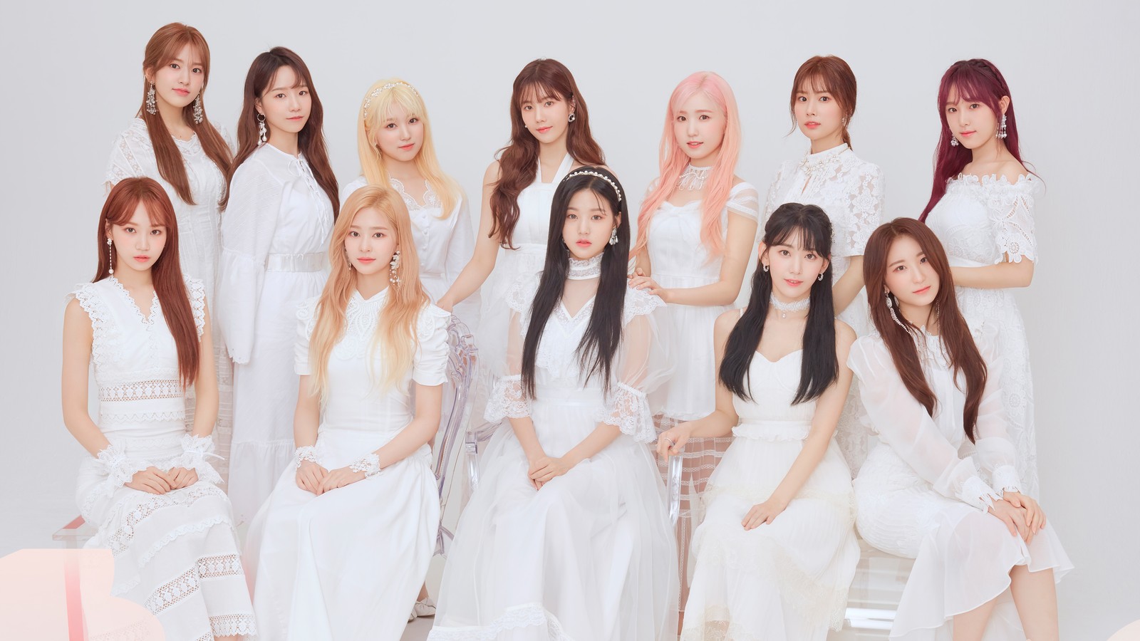 Un groupe de filles en robes blanches posant pour une photo (izone, kpop, k pop, filles, bloomiz)