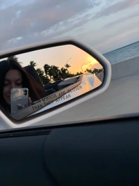 Reflejo de un atardecer en un espejo automotriz