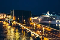 Reflexão noturna de um navio de cruzeiro em uma marina