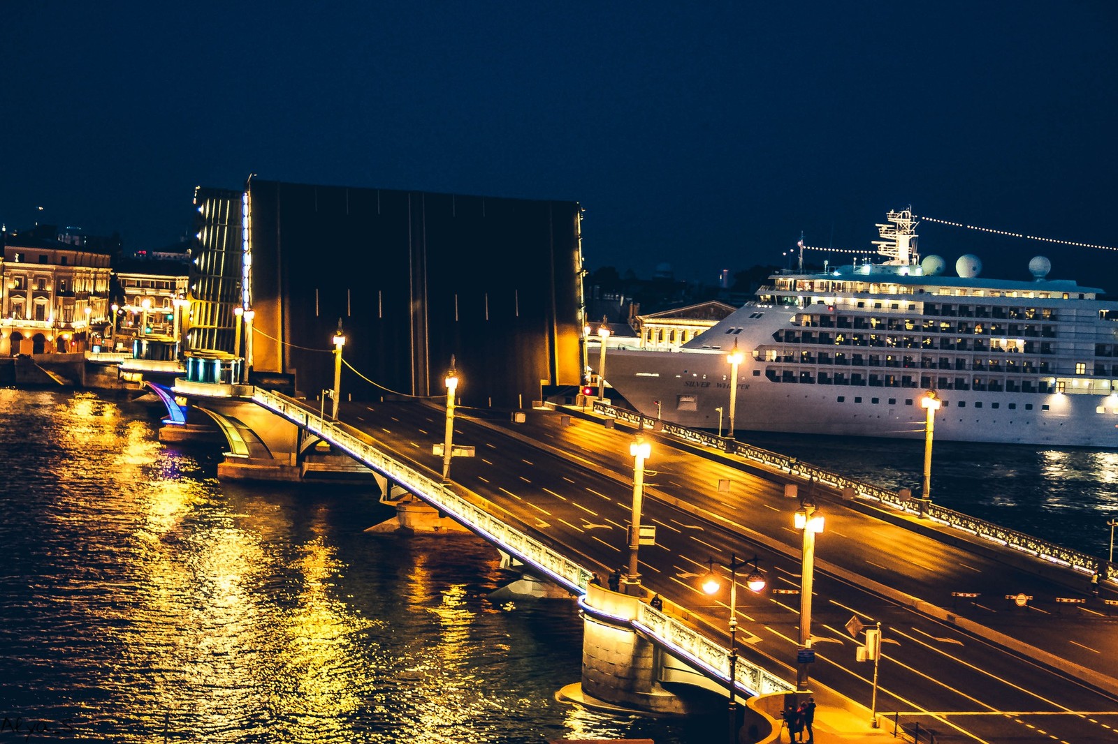 Bateau de croisière amarré dans le port la nuit. (réflexion, ferry, navire, bateau de passagers, navire de croisière)