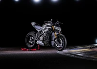 2023 Ducati Streetfighter V4 S em uma pista de corrida contra um fundo escuro