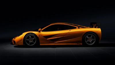 McLaren F1 en un llamativo color naranja contra un fondo oscuro, mostrando su diseño elegante y su silueta icónica.