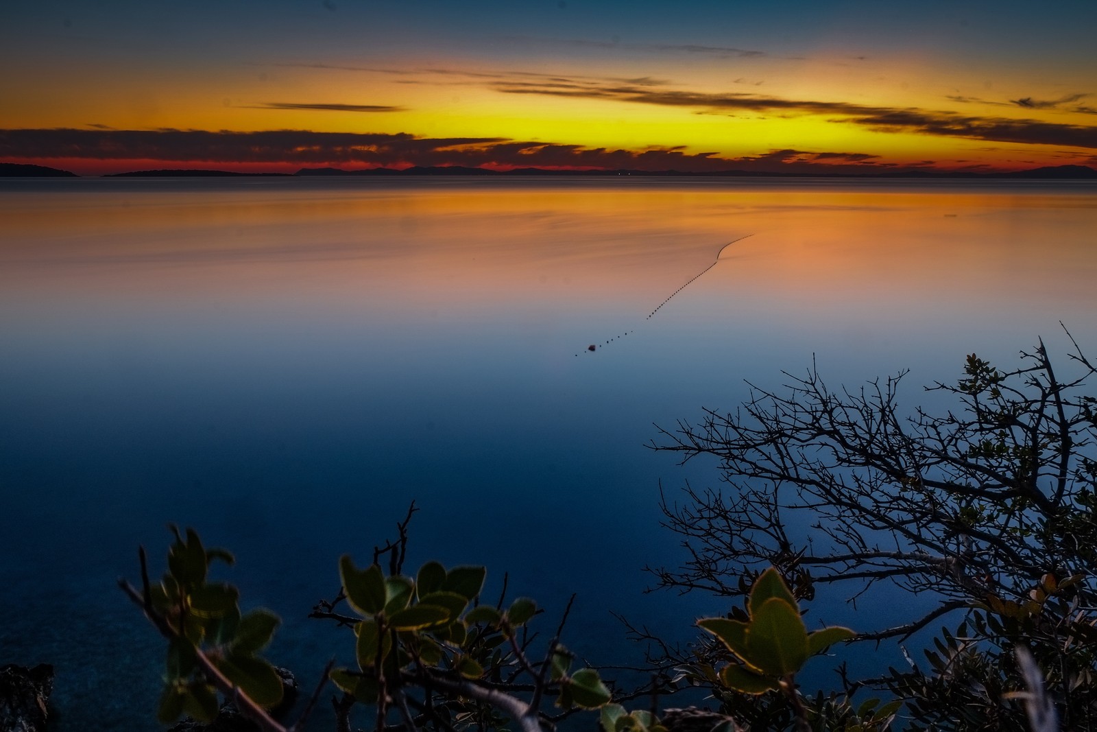 Uma vista de um barco navegando no oceano ao pôr do sol (por do sol, natureza, água, horizonte, nuvem)