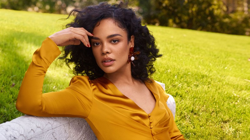 Женщина сидит на скамейке в парке с желтой рубашкой (тесса томпсон, tessa thompson, актриса, женщины, девочки)