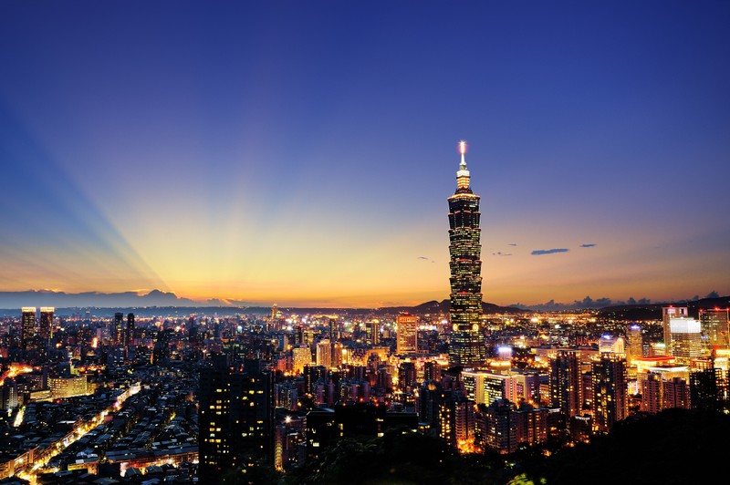 Вид на город ночью с ярким светом, shining down (тайпэй 101, taipei 101, городской пейзаж, город, городская территория)