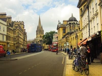 Calle Universitaria Histórica en Londres con Arquitectura Icónica y Vida Urbana Bulliciosa