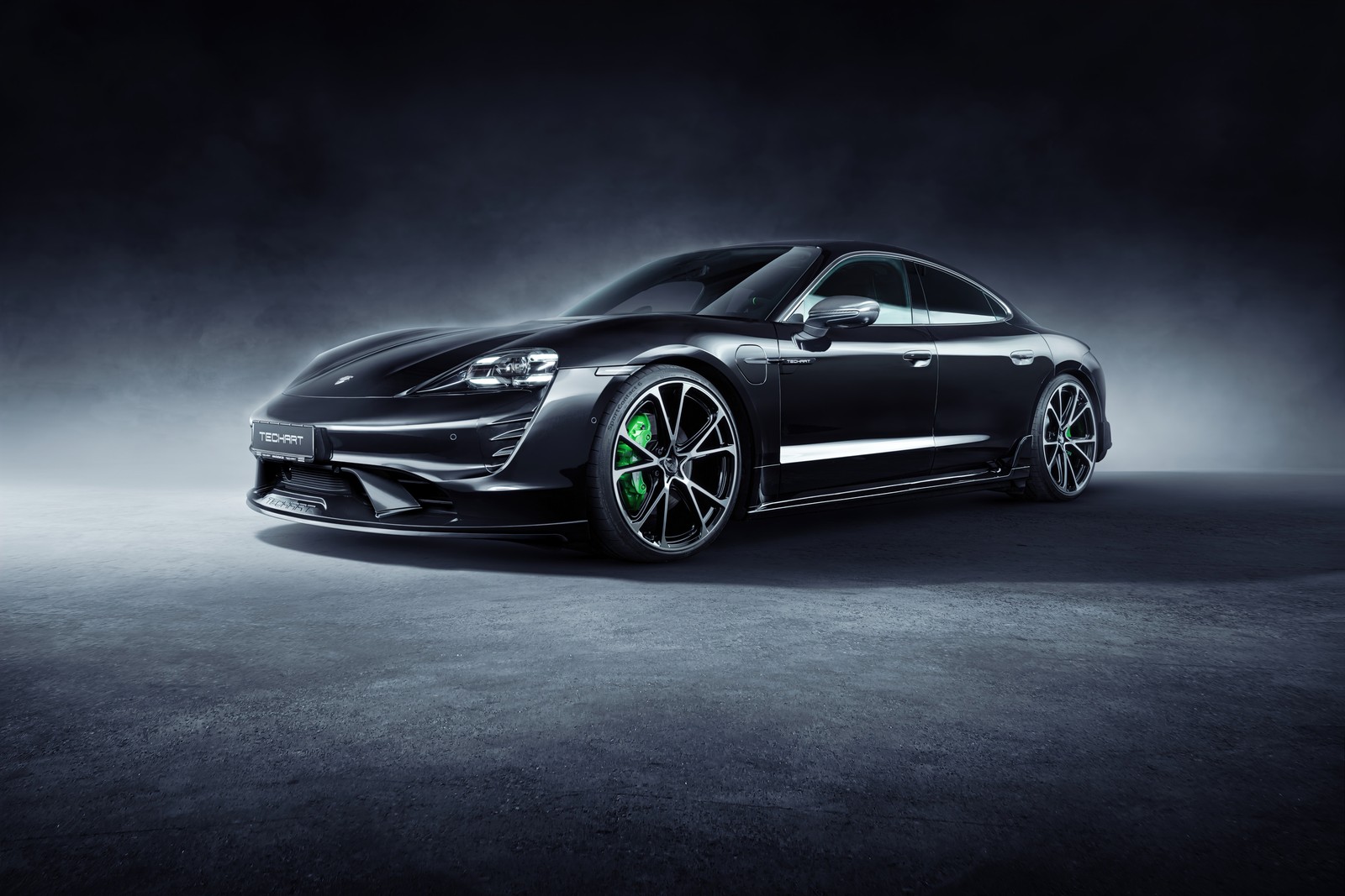 Un porsche panamera negro estacionado en una habitación oscura (techart porsche taycan aerokit, coches negros, fondo oscuro, 2021, oscuro negro)