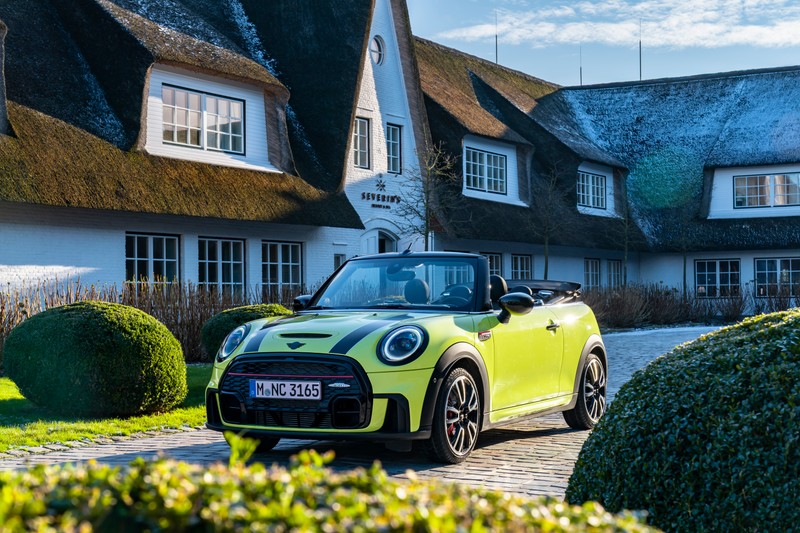 Зеленый мини-кабриолет припаркован перед домом (mini john cooper works cabrio, 2021, 5k, машины, обои 4k)