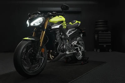 triumph street triple 765 moto2 edition, 2022, fundo escuro, preto escuro, bicicletas