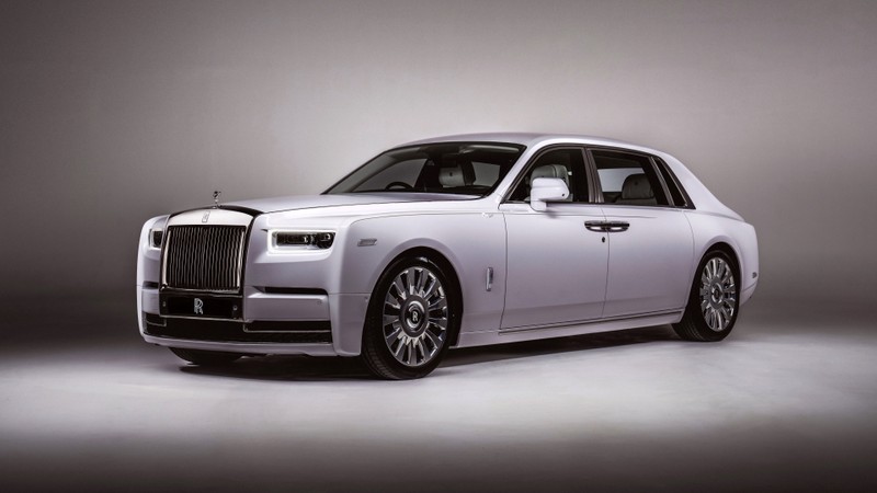 Белый rolls royce показан в студии (роллс ройс фантом, rolls royce phantom, ограниченное издание, люксовые автомобили, 5k)