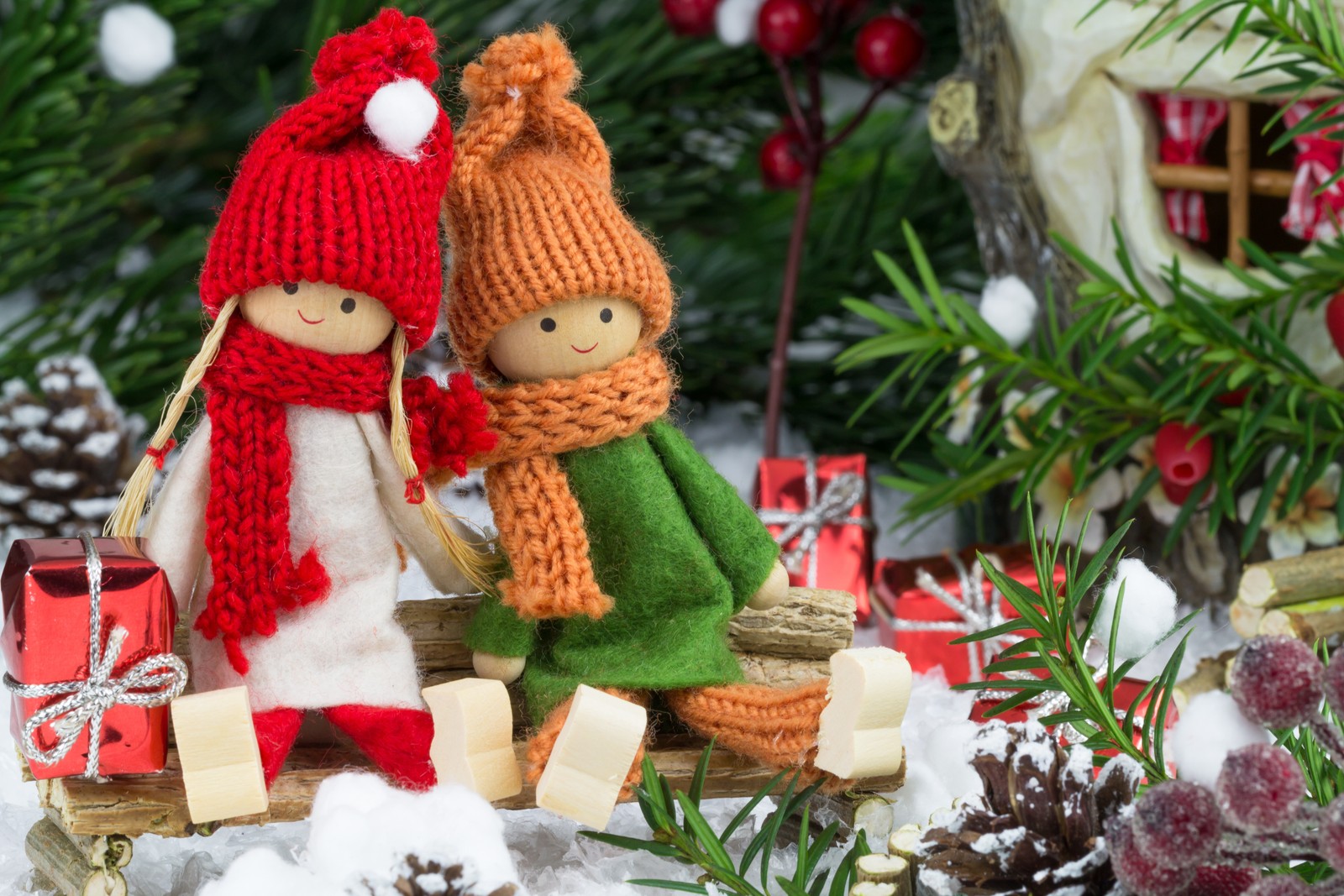 Duas bonecas sentadas em um trenó na neve (ano novo, feriado, ded moroz, dia de natal, natal)