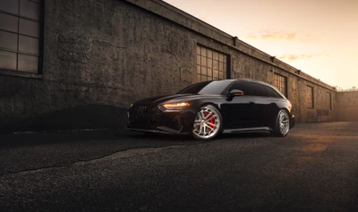 Ajuste personalizado del Audi RS6 en impresionante negro con ruedas plateadas al atardecer