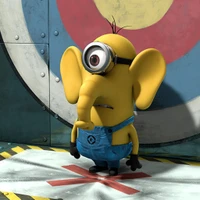 Personagem Minion com orelhas de elefante em um cenário de desenho animado colorido