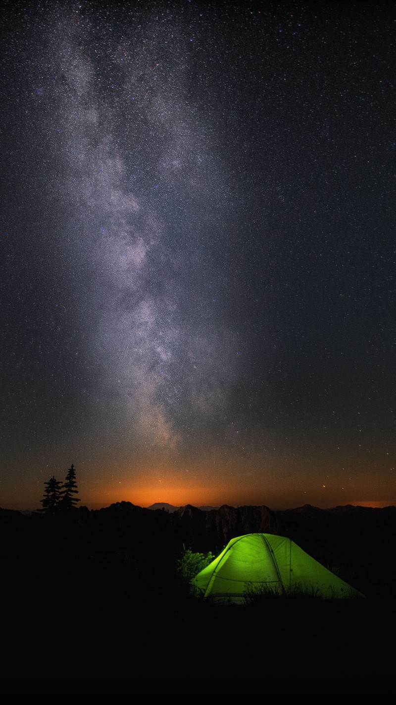 Cielo estrellado de noche con una tienda y la vía láctea a lo lejos (windows10, windwos10mobile)