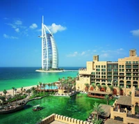 Burj Al Arab: Hotel de lujo icónico en Dubái con vistas a aguas serenas