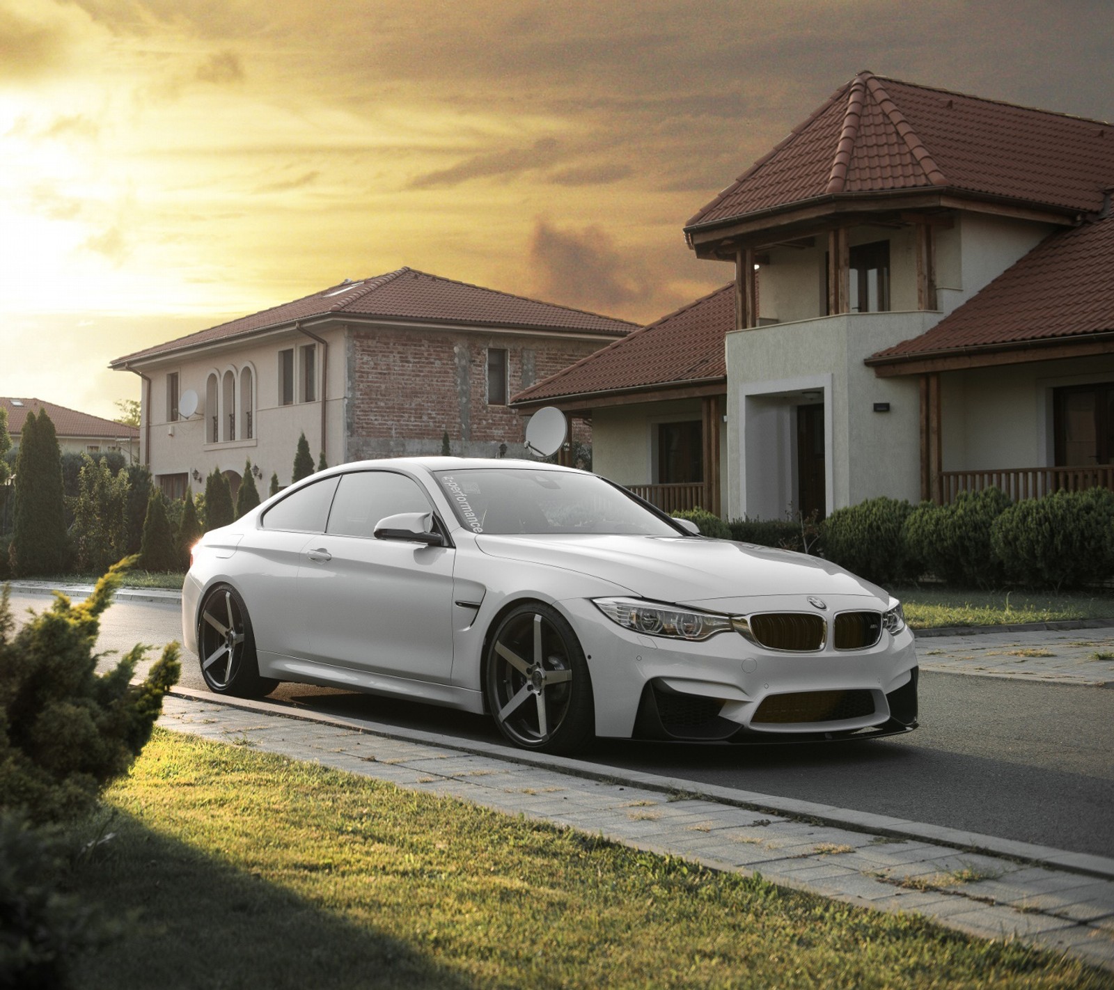 Imagem editada de um carro bmw branco estacionado ao lado da estrada (bmw, carro coupe, f82, m4, modificado)