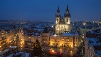 Praça da Cidade Velha de Praga à noite: uma paisagem urbana majestosa com torres góticas