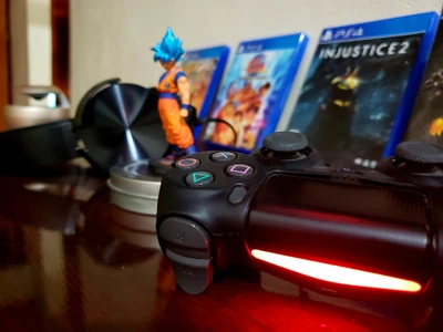 PS4-Spielsetup mit Controller und Figur