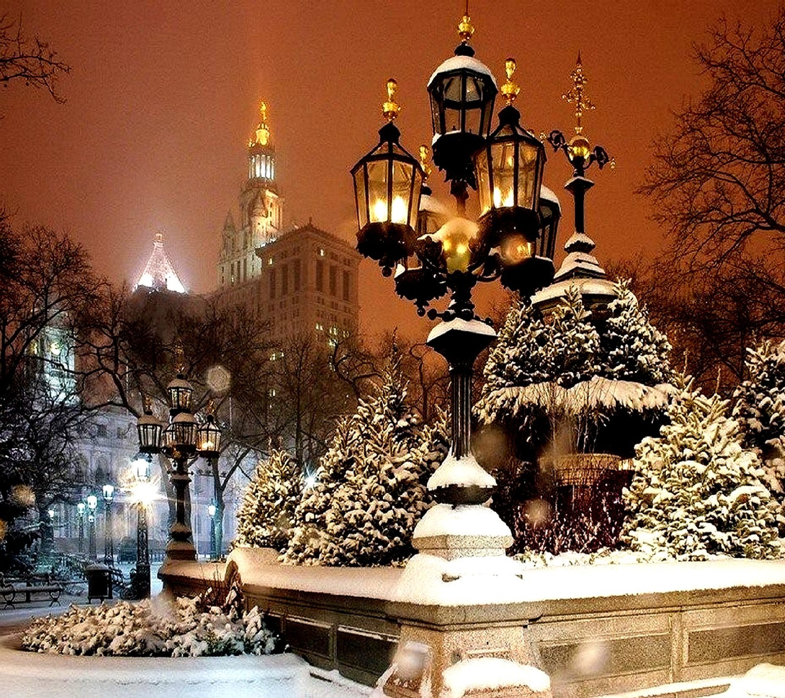 Cena noturna nevada com um lampião e um parque coberto de neve (natureza)