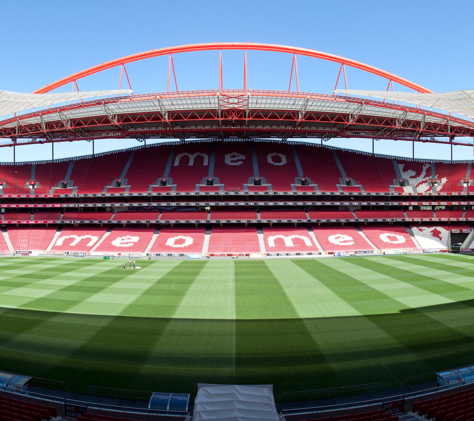 Ein arafiertes bild eines fußballstadions mit einem grünen feld und einem roten bogen. (benfica, luz)