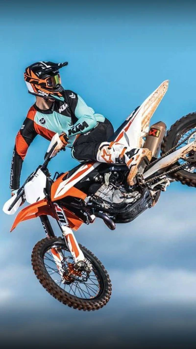 Acrobacia dinâmica na moto KTM contra céu limpo