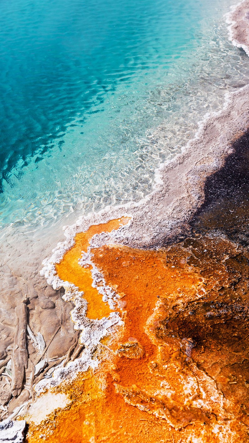 Разноцветная вода и камни у пляжа с голубым небом (hd, природа, обои)