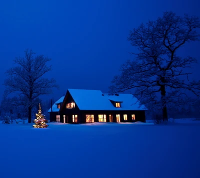 Gemütliches blaues Haus in einem Winterwunderland bei Nacht