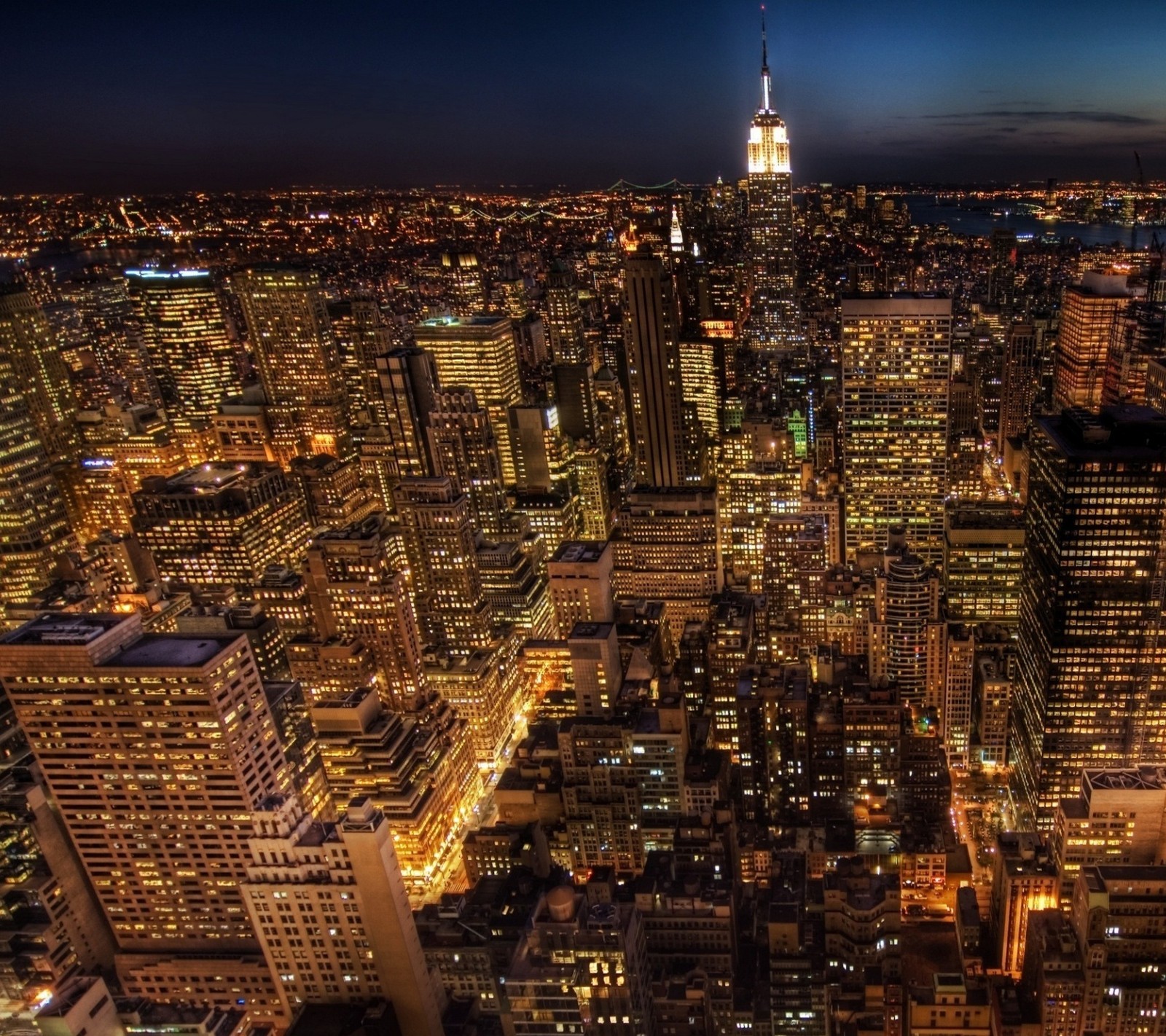 Vue aérienne d'une ville la nuit avec beaucoup de lumières (manhattan, new york, vie nocturne)