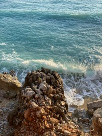 Ondas azuis encontram a costa rochosa: uma paisagem marinha natural